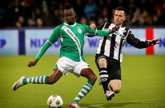 他在中场的 他在中场的